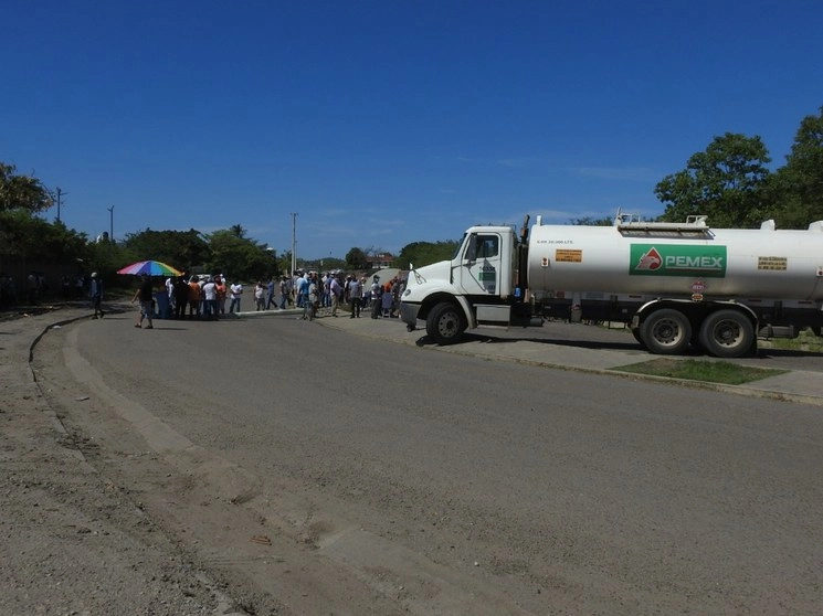 Hombres y mujeres bloquean la entrada de la Planta distribuidora de Pemex “la Esperanza”, en Mazatlán, Sinaloa. Foto Irene Sánchez