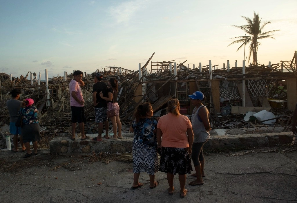 Habitantes de Acapulco, Guerrero, frente a los inmuebles destruidos por el paso del huracán ‘Otis’. Foto Alfredo Domínguez
