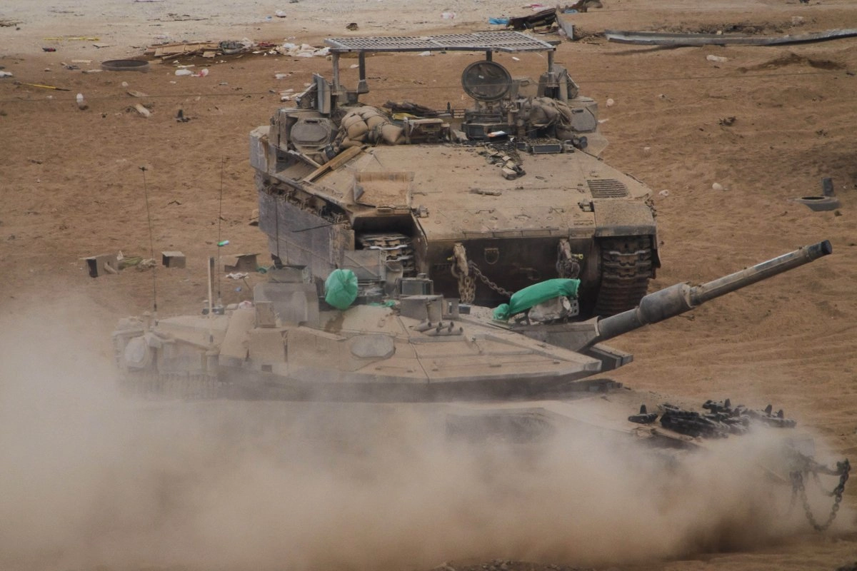 Soldados israelíes conducen un tanque cerca de la frontera entre Israel y Gaza, EL 9 de octubre de 2025. Foto 
