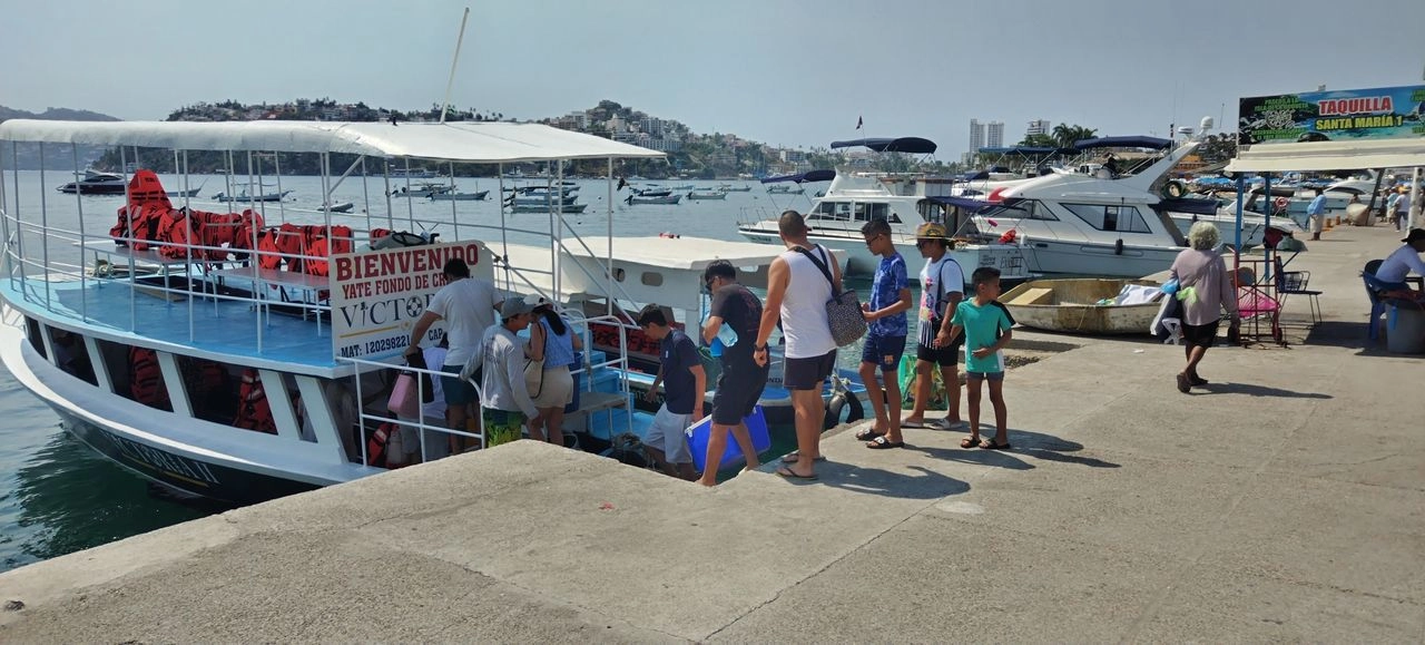 Desde este fin de semana prestadores de servicios de embarcaciones en Acapulco empezaron a recibir a los turistas. Foto 