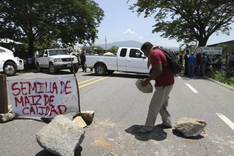 Campesinos de San Marcos, región de Costa Chica, Guerrero, durante un bloqueo de la carretera federal Acapulco-Pinotepa para exigir la entrega del fertilizante por parte del gobierno federal. Foto Cuartoscuro / archivo 