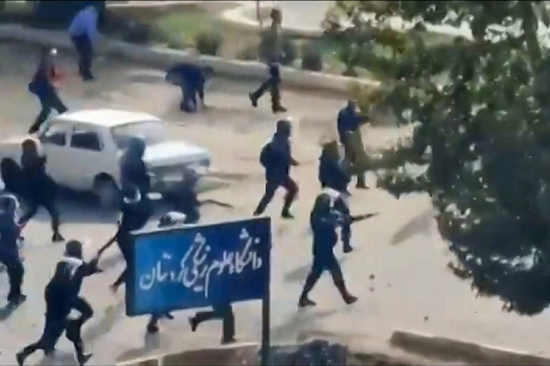 Imágenes tomadas de un video en el que se observa a policías reprimir una manifestación en una escuela técnica en Kurdistán, de donde era originaria Mahsa Amini, el 29 de octubre de 2022. Foto Afp