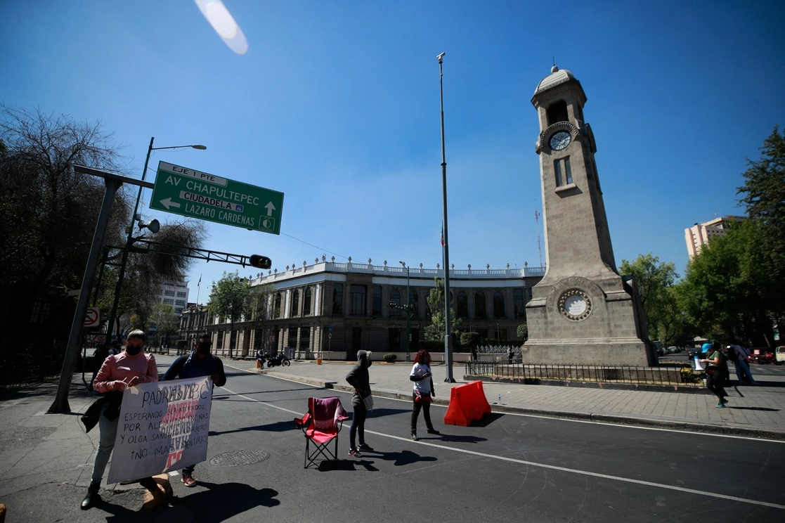 Familiares de menores de la Guardería ABC durante un bloqueo en las inmediaciones de Segob el pasado 03 de febrero de 2021. Foto Alfredo Domínguez