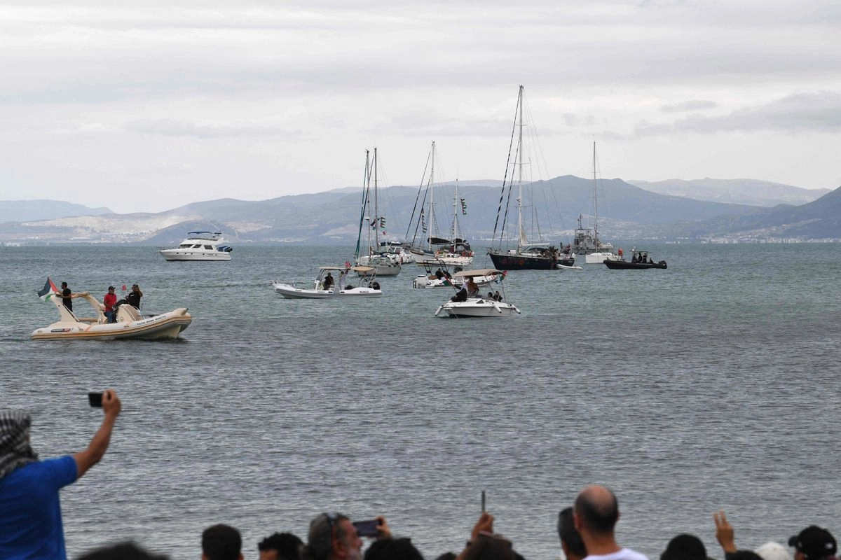 Partidarios y activistas de la Flotilla Global Sumud se reunieron en el puerto tunecino de Sidi Bou Said, antes de su partida hacia la franja de Gaza, el 10 de septiembre de 2025. Foto 