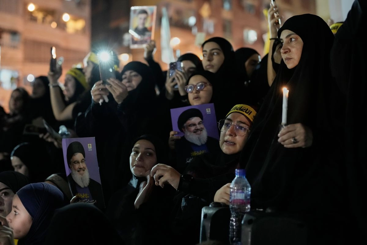 Personas se reúnen en el suburbio de Haret Hreik, al sur de Beirut, Líbano, donde el 27 de septiembre de 2024 fue asesinado el ex líder de Hezbollah, Hassan Nasrallah. Foto 
