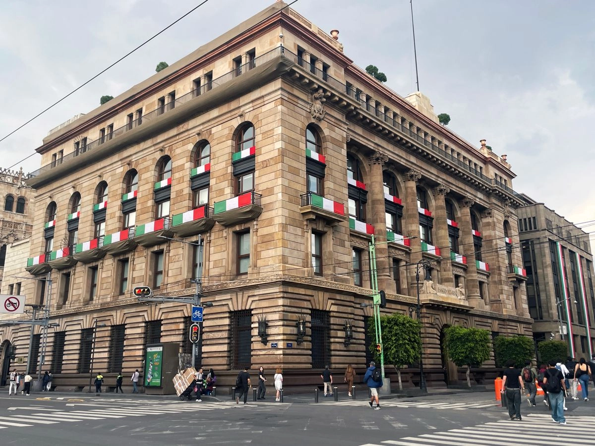 El Banco de México señaló que las expectativas de inflación general a 12 meses de las empresas continúan disminuyendo a pesar de la incertidumbre generada por la imposición de aranceles de EU; en la imagen el edificio del banco central, el 4 de septiembre de 2025. Foto 