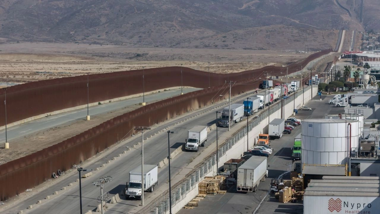 Tráileres hacen fila para ingresar a la garita en la Mesa de Otay, en Tijuana, Baja California, el 31 de enero de 2025. Foto 