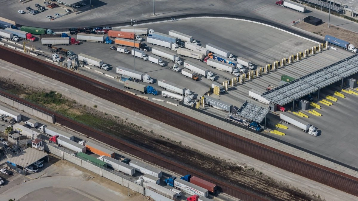 Fila de tráilers en la garita de la Mesa de Otay en Tijuana, Baja California, el 31 de enero de 2025. Foto 