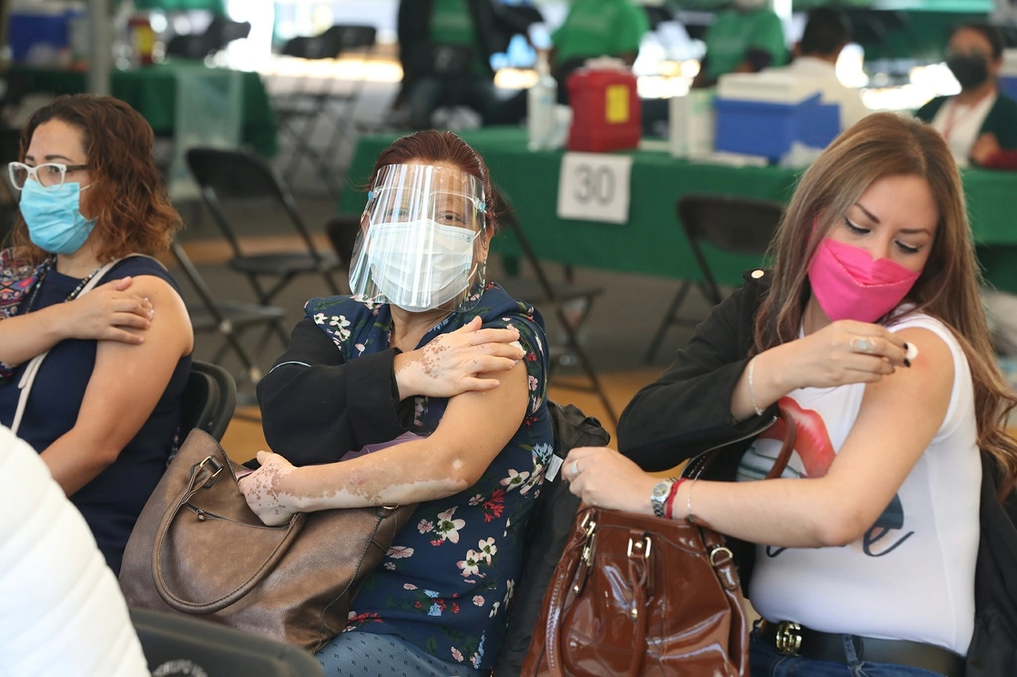 Esta semana inició la jornada de vacunación para personal educativo en la Ciudad de México. Foto José Antonio López