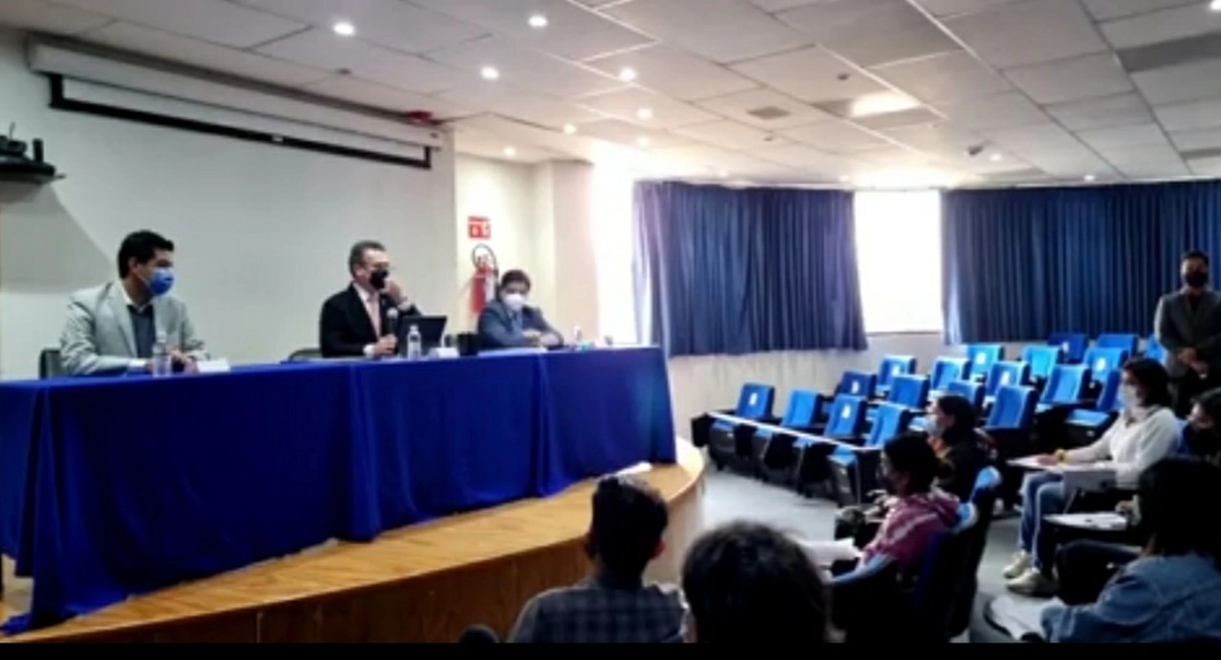 Captura de pantalla de la reunión del rector con los estudiantes, que fue transmitida por Facebook Live 