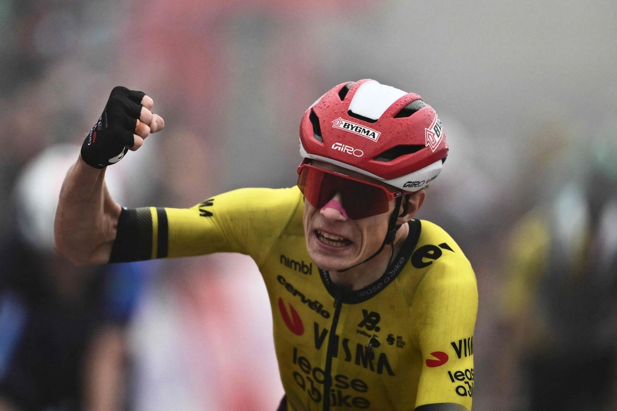 El ciclista danés Jonas Vingegaard consiguió el 'maillot' rojo de líder al adjudicarse la segunda etapa de la Vuelta a España, el 24 de agosto de 2025. Foto 