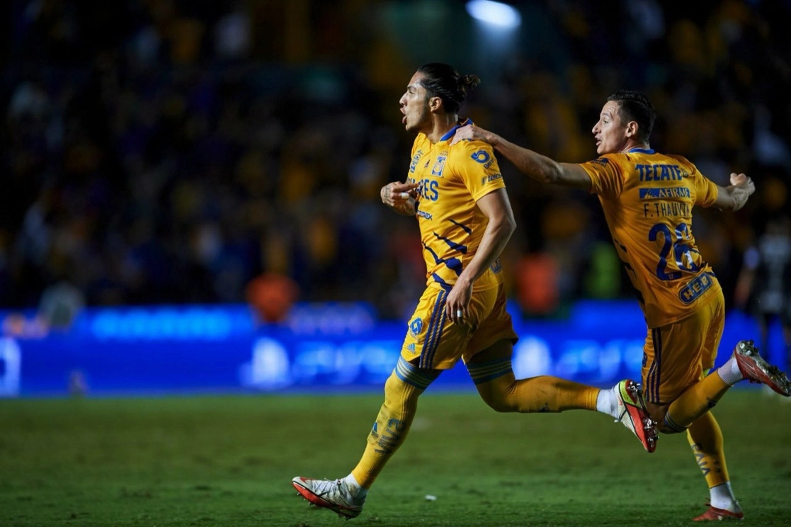 Carlos Salcedo y Carlos González son dos de los siete jugadores de Tigres con coronavirus. Foto tomada del Twitter de @Csalcedojr / Archivo