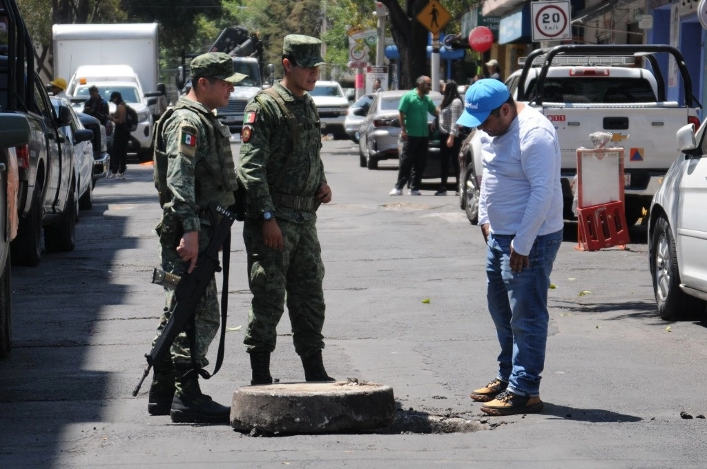 Vecino de Nezahualcóyotl señalan que el olor a gasolina se detecta en las alcantarilla tomas de agua. Foto Cuartoscuro