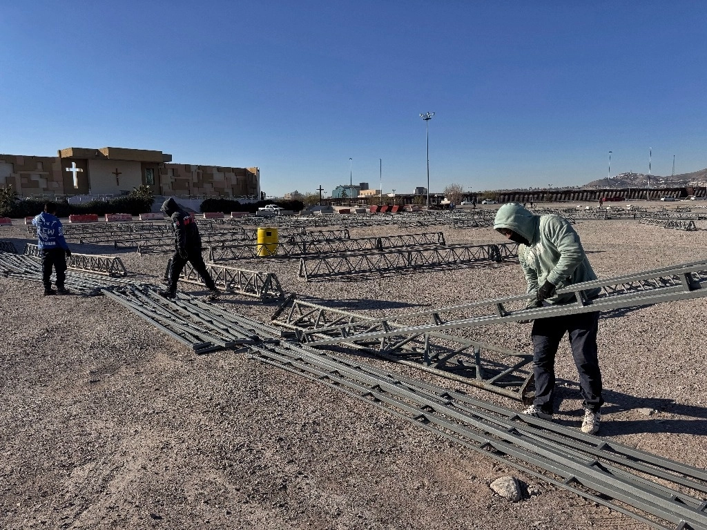 Trabajadores instalando un albergue temporal para recibir migrantes en la frontera norte. Foto Marco Peláez
