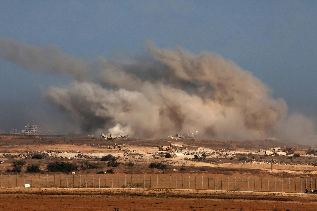 Imagen tomada desde un punto en la frontera de Israel con la franja de Gaza, luego de los ataques de este jueves contra el enclave palestino.