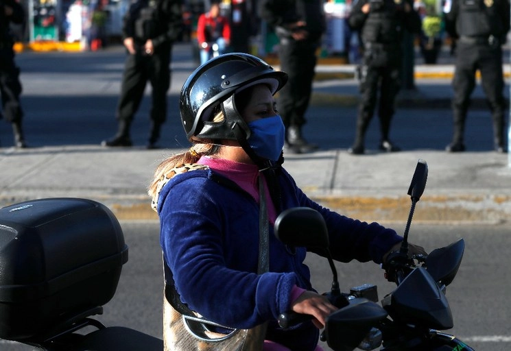 Mujer con cubrebocas conduce una motocicleta en calles de la CDMX este 17 de marzo de 2020. Foto Cristina Rodríguez