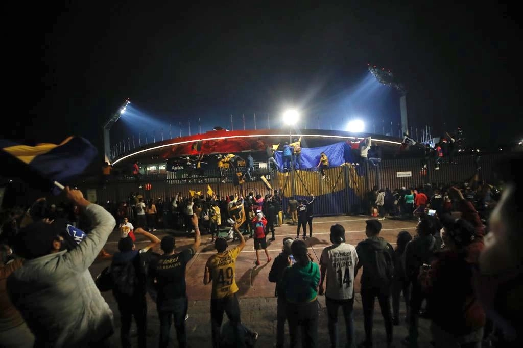 Aficionados de los Pumas asistieron a las inmediaciones del estadio de CU, donde se disputa la final de ida de la Liga MX. Foto LA JORNADA/Víctor Camacho