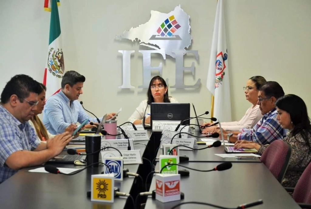 Adriana Ruiz Visfocri, consejera presidenta del Instituto Electoral del Estado de Colima (al centro) durante una sesión extraordinaria del organismo el pasado 6 de febrero. Foto ‘La Jornada’