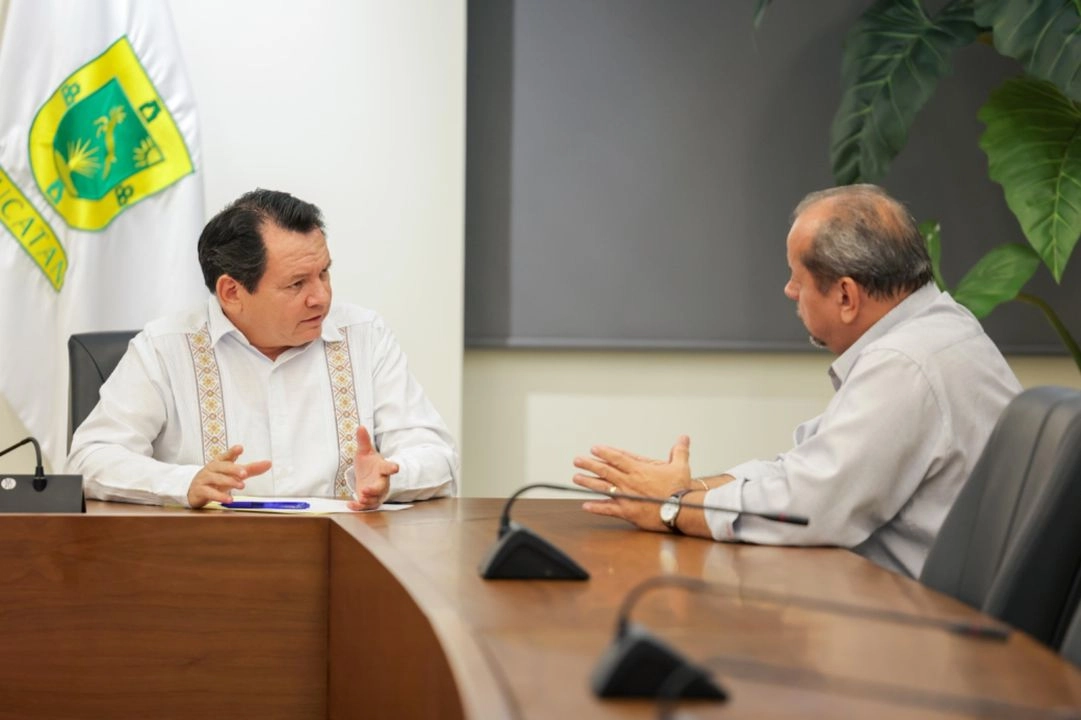 Joaquín Díaz Mena, gobernador del estado de Yucatán, dialoga con Jacinto Sosa Novelo, director de la Agencia de Transporte de Yucatán. Foto 