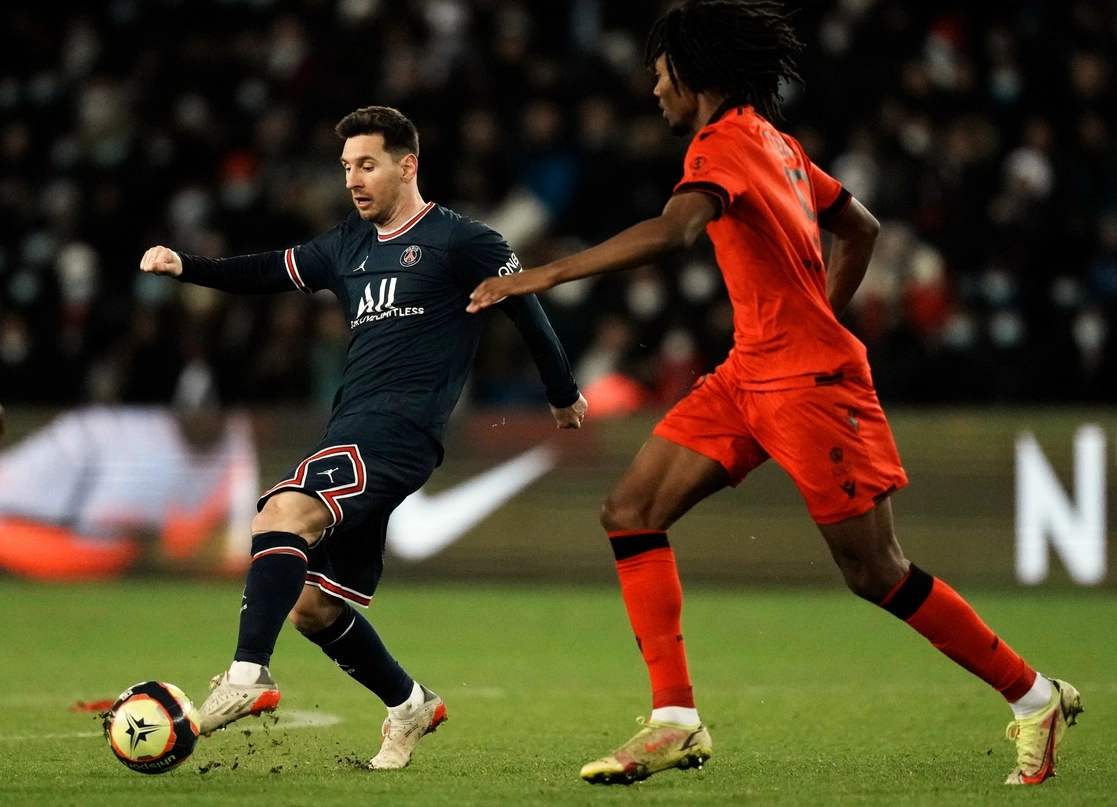 Lionel Messi fue titular en el duelo ante Niza luego de recibir su séptimo Balón de Oro. Foto Ap 