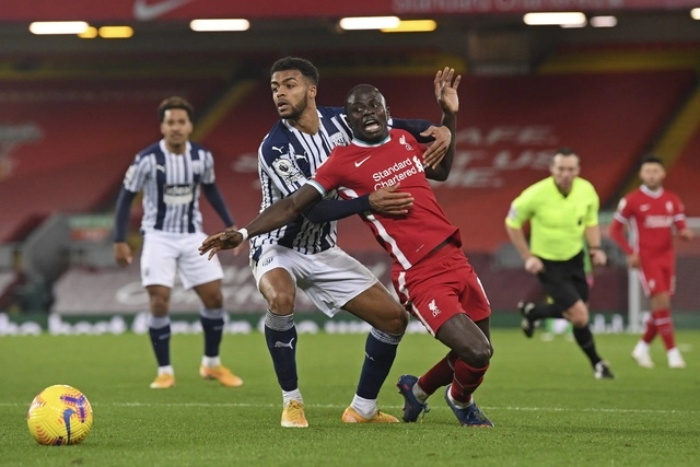 Sadio Mané de Liverpool y Darnell Furlong del West Browmich disputan el balón en el duelo que termino empatado 1-1. Foto Ap