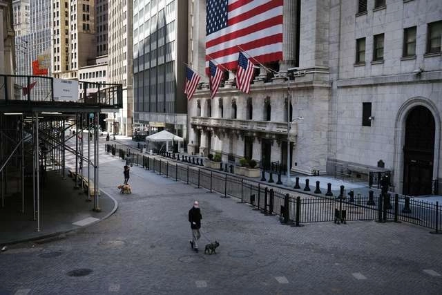 Pese a la crisis sanitaria, la agencia de calificación financiera asignó a Estados Unidos una perspectiva económica estable. Foto Afp