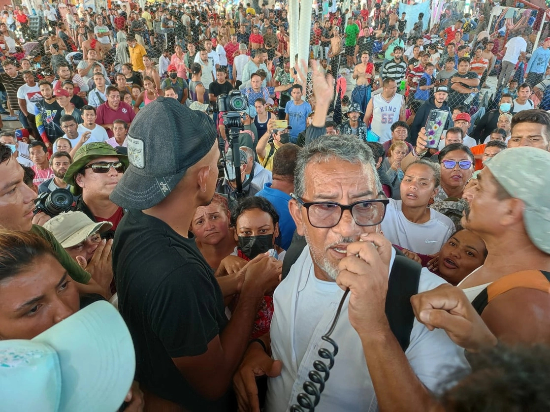 El activista Luis García informa habla con los integrantes de la caravana migrante en Huixtla, Chiapas, el 8 de junio de 2022. Foto Elio Henríquez
