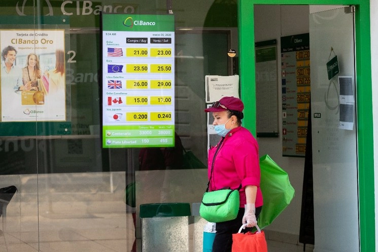 La moneda mexicana ligó cuatro sesiones con números negativos. Foto Pablo Ramos/Archivo