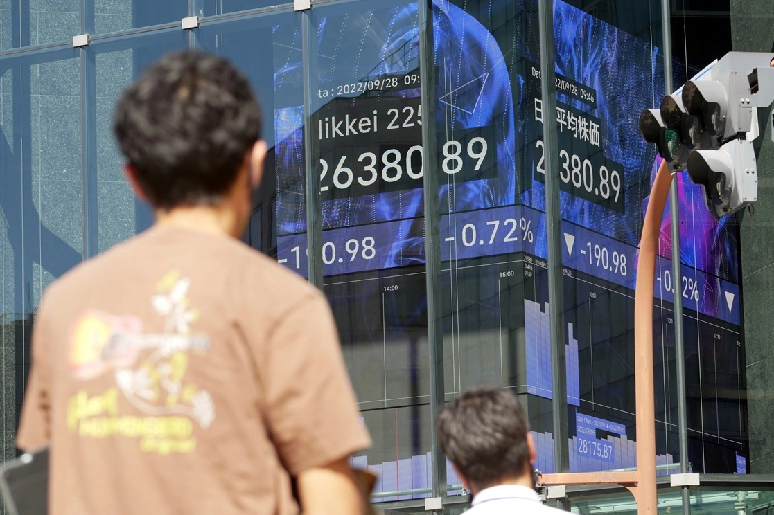 En Asia, los mercados accionarios cerraron con pérdidas generalizadas. En la imagen, tablero de valores electrónico que muestra el índice Nikkei japonés, el 28 de septiembre de 2022. Foto Ap