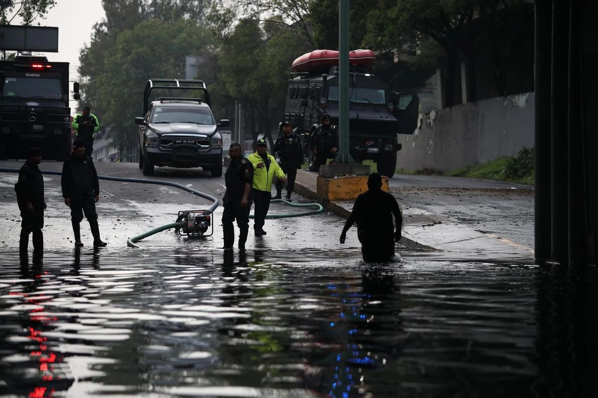 PIE: El Viaducto, al cruce con Circuito Interior, continúa con anegaciones, donde tres vehículos permanecen varados desde anoche. Personal de la SSC-CDMX intentan desazolvar la zona, en la Ciudad de México, el 11 de agosto de 2025. Foto 
