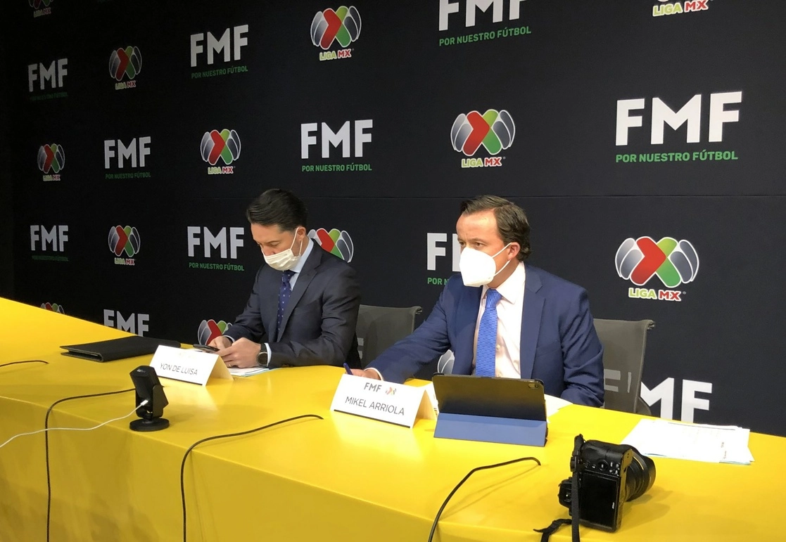 Yon de Luisa, presidente de la FMF, y Mikel Arriola, titular de la Liga Mx, también dijeron ayer que los derechos del club fueron devueltos a Grupo Caliente –uno de los mayores patrocinadores del torneo–, que está obligado a vender el equipo este año. Foto tomada del Twitter de @MikelArriolaP