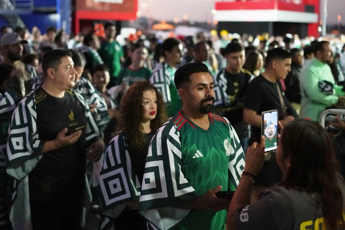 La afición mexicana, una de las más entusiastas en los Mundiales, mantiene la esperanza de alcanzar boletos para los duelos del Tricolor. Foto 