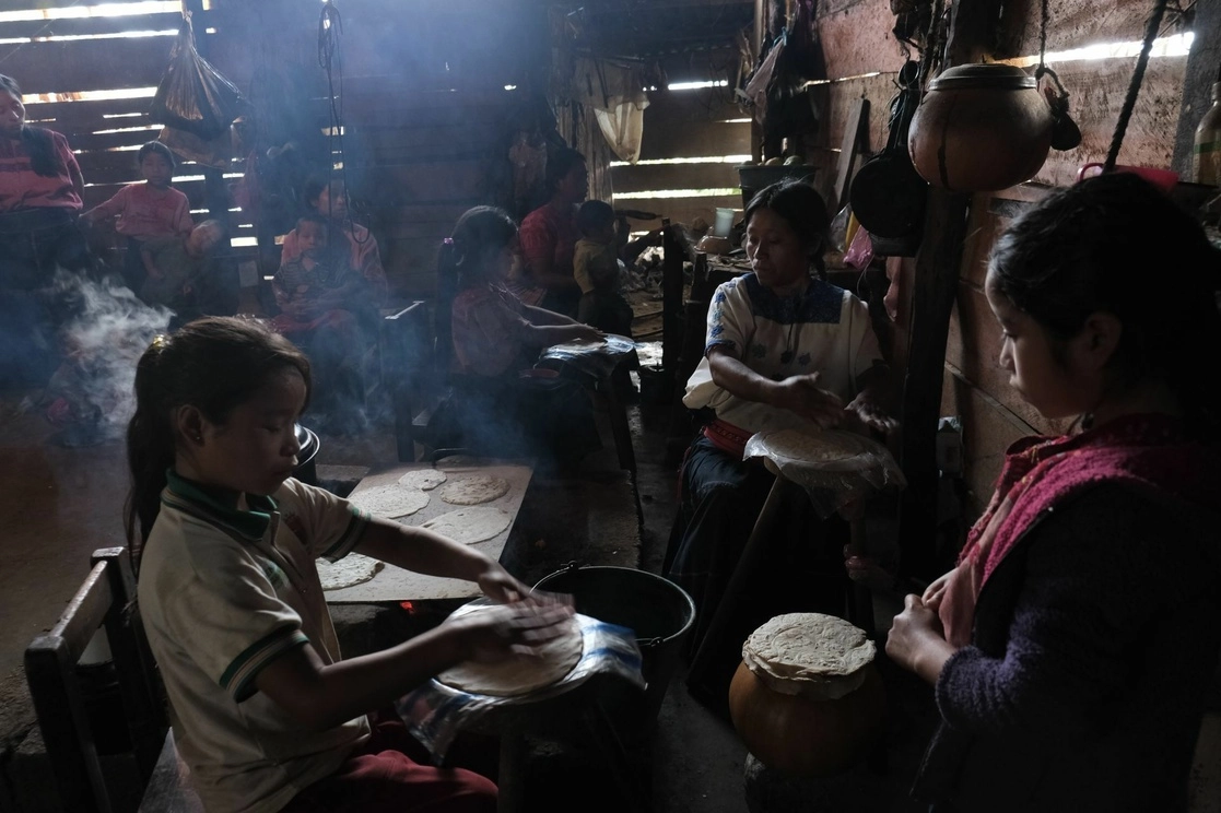 Familia afectada por el conflicto entre los municipios de Aldama y Santa Martha. Foto Cuartoscuro / Archivo