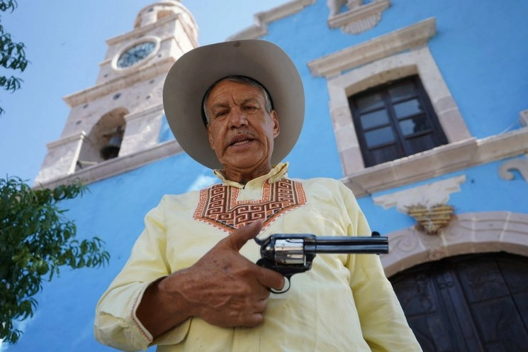 El sacerdote Alfredo Gallegos Lara, conocido como ‘Padre Pistolas’ y que oficia misa en la población de Chucándiro, señaló que espera unos 200 comensales para celebrar su cumpleaños, pero destacó que se tomarán las medidas sanitarias para evitar la propagación por de Covid-19. Foto Cuartoscuro / Archivo