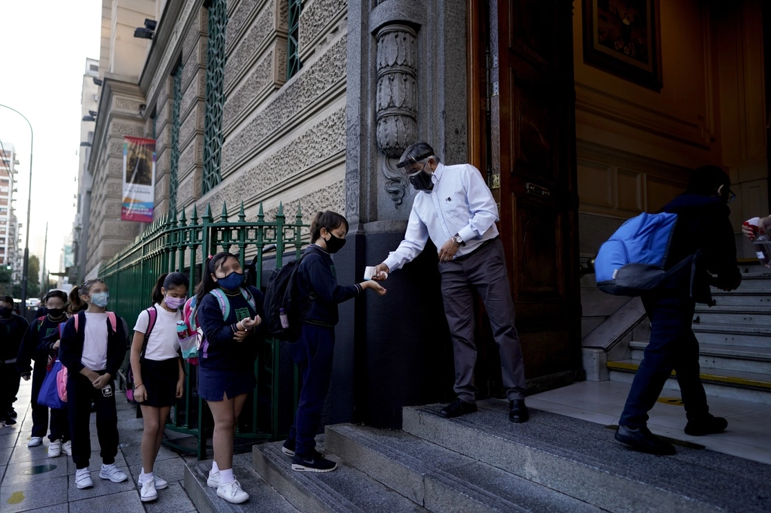 Niños hacen fila para entrar a la escuela en Buenos Aires, Argentina, el pasado 19 de abril de 2021. Foto Ap 