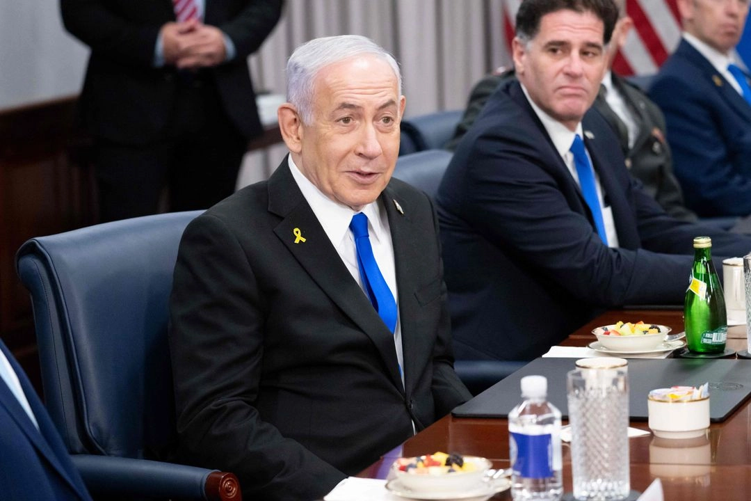 El primer ministro israelí, Benjamin Netanyahu, durante una reunión con el secretario de Defensa estadunidense, Pete Hegseth, en el Pentágono, Washington D. C., el 9 de julio de 2025. Foto 