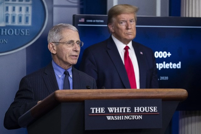 Donald Trump, presidente de EU y Anthony Fauci, director del Instituto Nacional de Alergia y Enfermedades Infecciosas. Foto Ap 