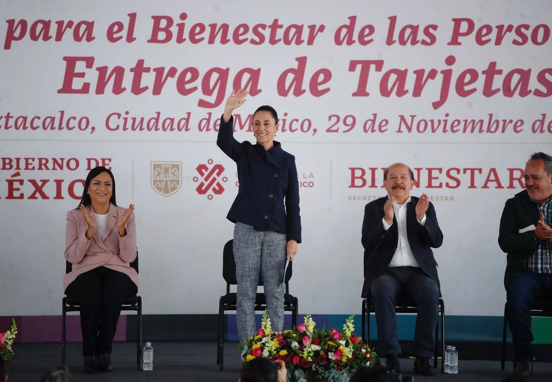 La jefa del Gobierno capitalino, Claudia Sheinbaum, encabeza la entrega de tarjetas de la Pensión para el Bienestar de las Personas con Discapacidad, en la explanada de la alcaldía Iztacalco, el 29 de noviembre de 2022. Foto Cristina Rodríguez