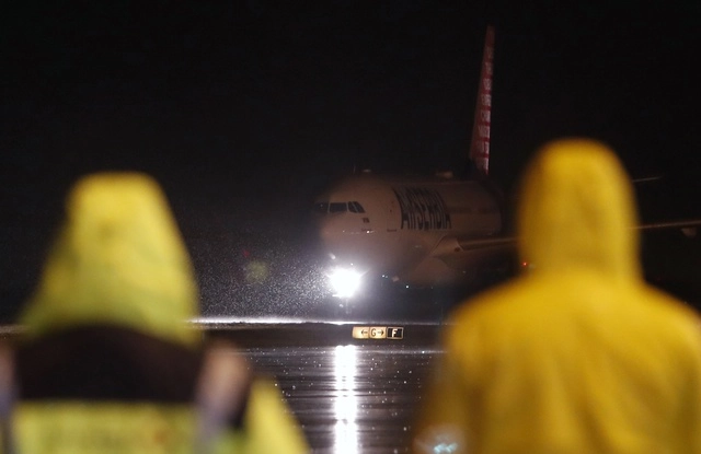 Avión de pasajeros de Air Serbia rueda sobre la pista después de un vuelo en el aeropuerto Nikola Tesla de Belgrado. Foto Ap / Archivo