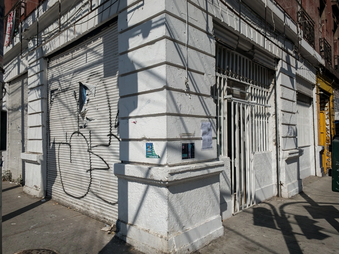 El diputado de Morena, Temístocles Villanueva, si bien abrió su módulo en Ribera de San Cosme 80, éste no tiene ningún rótulo que lo identifique como centro de atención y quejas ciudadanas. Foto Pablo Ramos