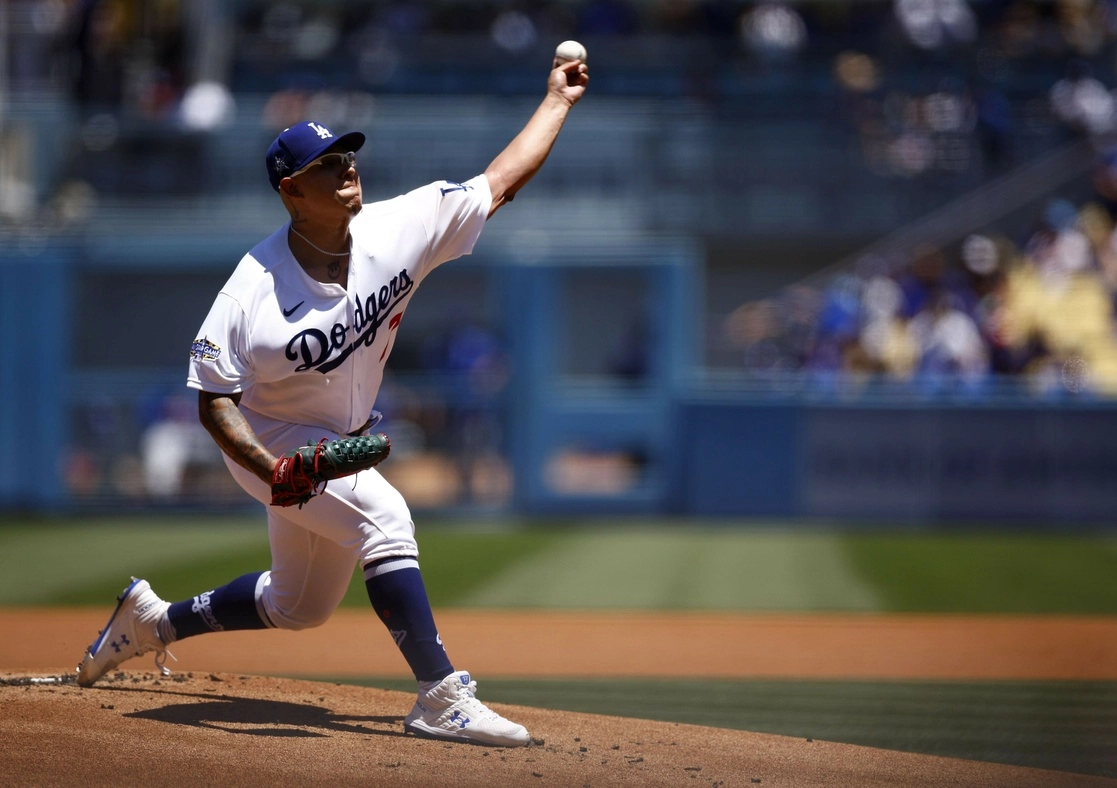 Julio Urías, de los Dodgers lanza contra los Cachorros de Chicago en la primera entrada en el Dodger Stadium el 10 de julio de 2022. Foto Afp

