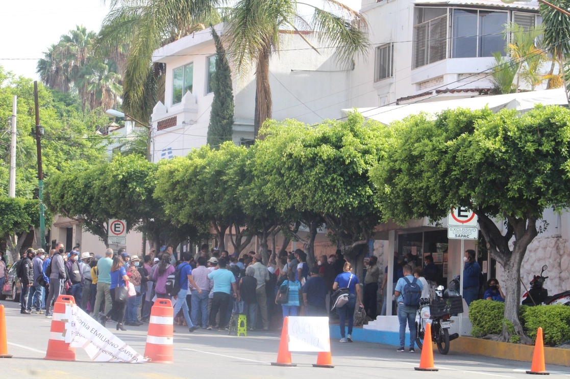 Habitantes de la colonia Satélite, en Cuernavaca, se manifestaron para exigir la reparación de algunas bombas descompuestas y sustituir las tuberías obsoletas para reactivar el bombeo del líquido a sus hogares, el 31 de mayo de 2021. Foto Rubicela Morelos