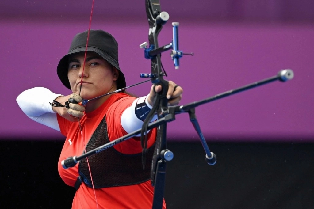 La arquera mexicana Alejandra Valencia dijo que la Conade, presidida por la ex atleta Ana Guevara, redujo su beca deportiva pese a haber conquistado una medalla de bronce, en la categoría por equipos, en los recientes Juegos Olímpicos. La imagen, del 26 de julio de 2024. Foto Afp