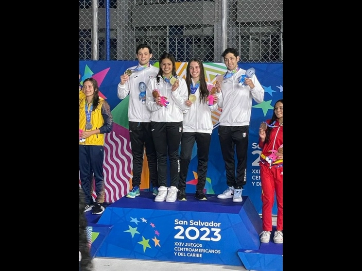 Andrés Puente, María José Mata, Miranda Grana y José Martínez se colgaron el metal dorado en el relevo combinado mixto 4x100. Foto ANV 