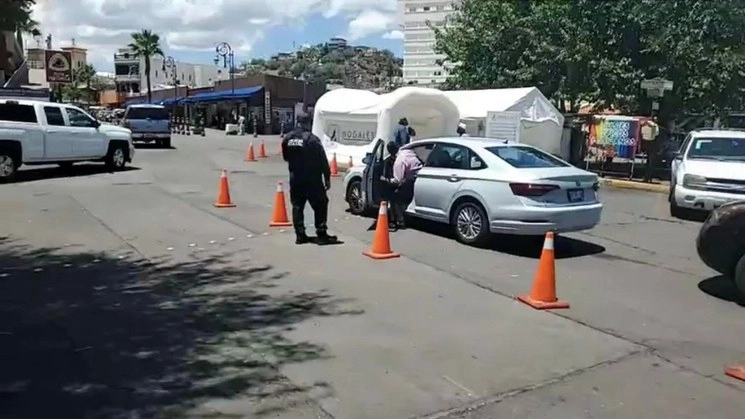 Pese a la exhorto de la gobernadora Pavlovich, el cruce por la línea fronteriza de Sonora no se detiene. Foto Cristina Gómez Lima 