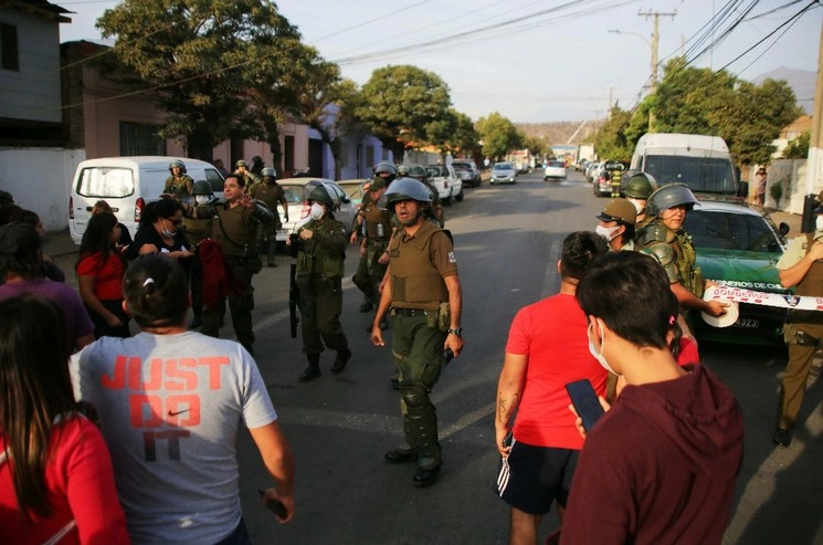 Los carabineros chilenos volvieron a sacar sus garrotes contra la gente. Foto Xinhua