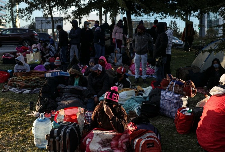 Chilenos y un grupo de bolivianos protestan frente al Consulado de Bolivia en Santiago. Foto Ap