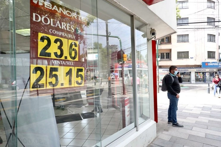 El dólar se cotiza en 25.15 pesos en diversas sucursales bancarias de la Ciudad de México, el 20 de julio de 2020. Foto Luis Castillo