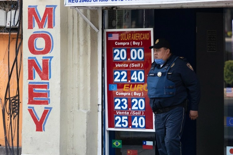 Cotización del dólar ayer en una casa de cambio de Ciudad de México. Foto Pablo Ramos