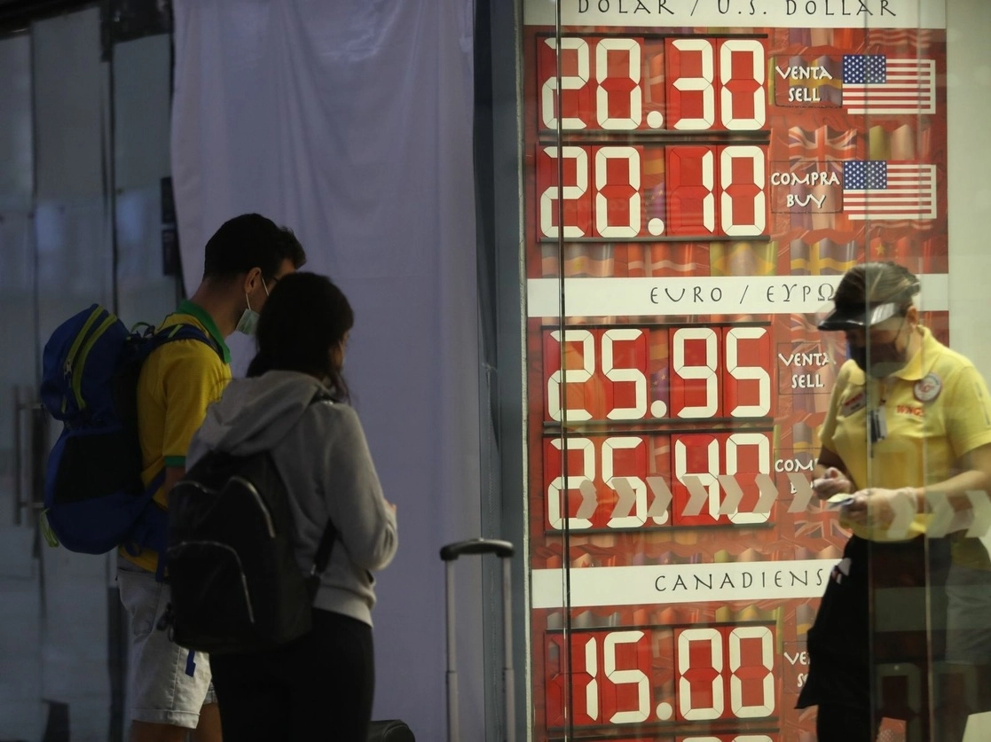El dólar se cotiza en 20.39 pesos en algunas casas de cambio. Foto Yazmín Ortega Cortés / Archivo